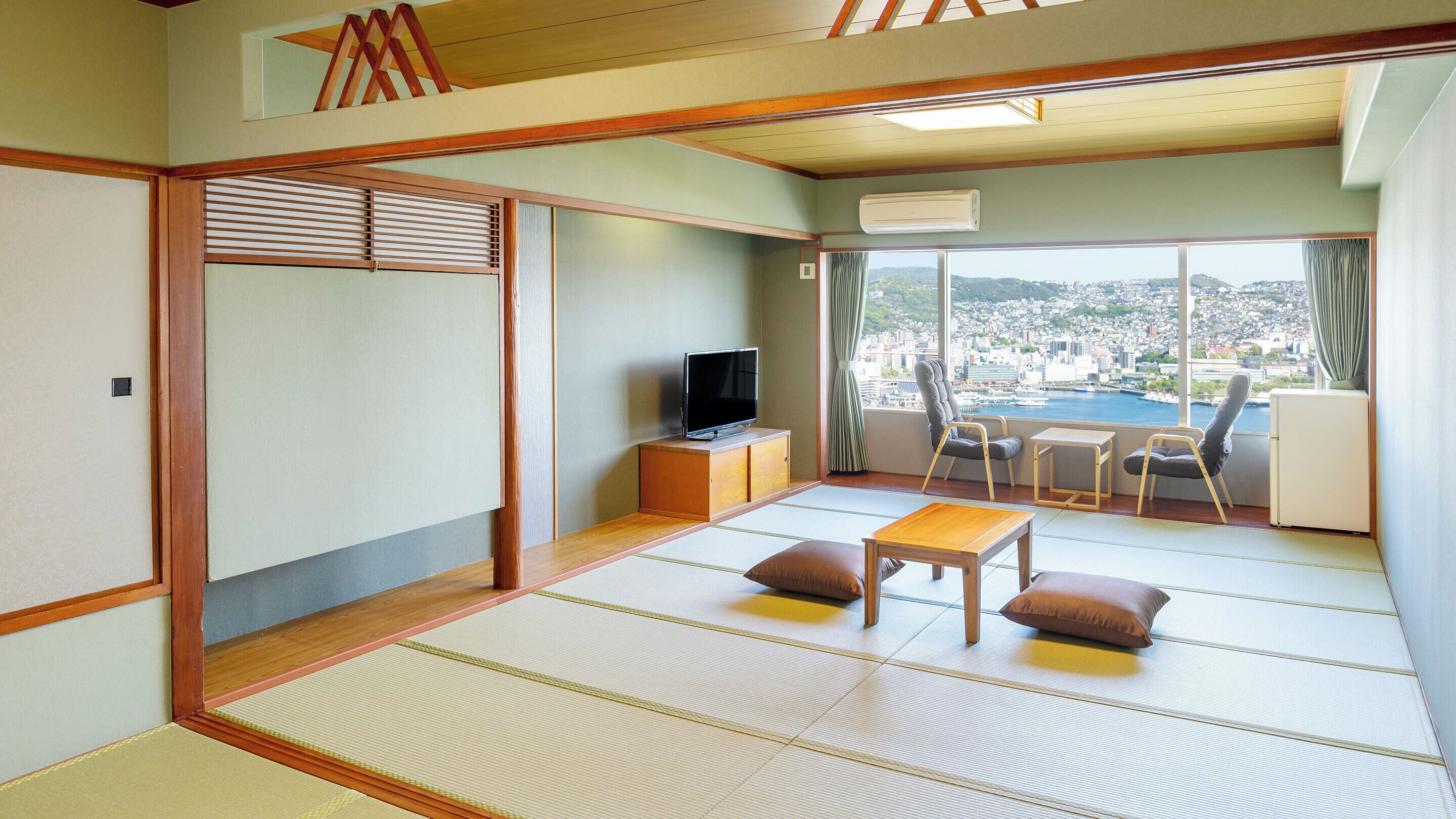 In-room safe, bed sheets