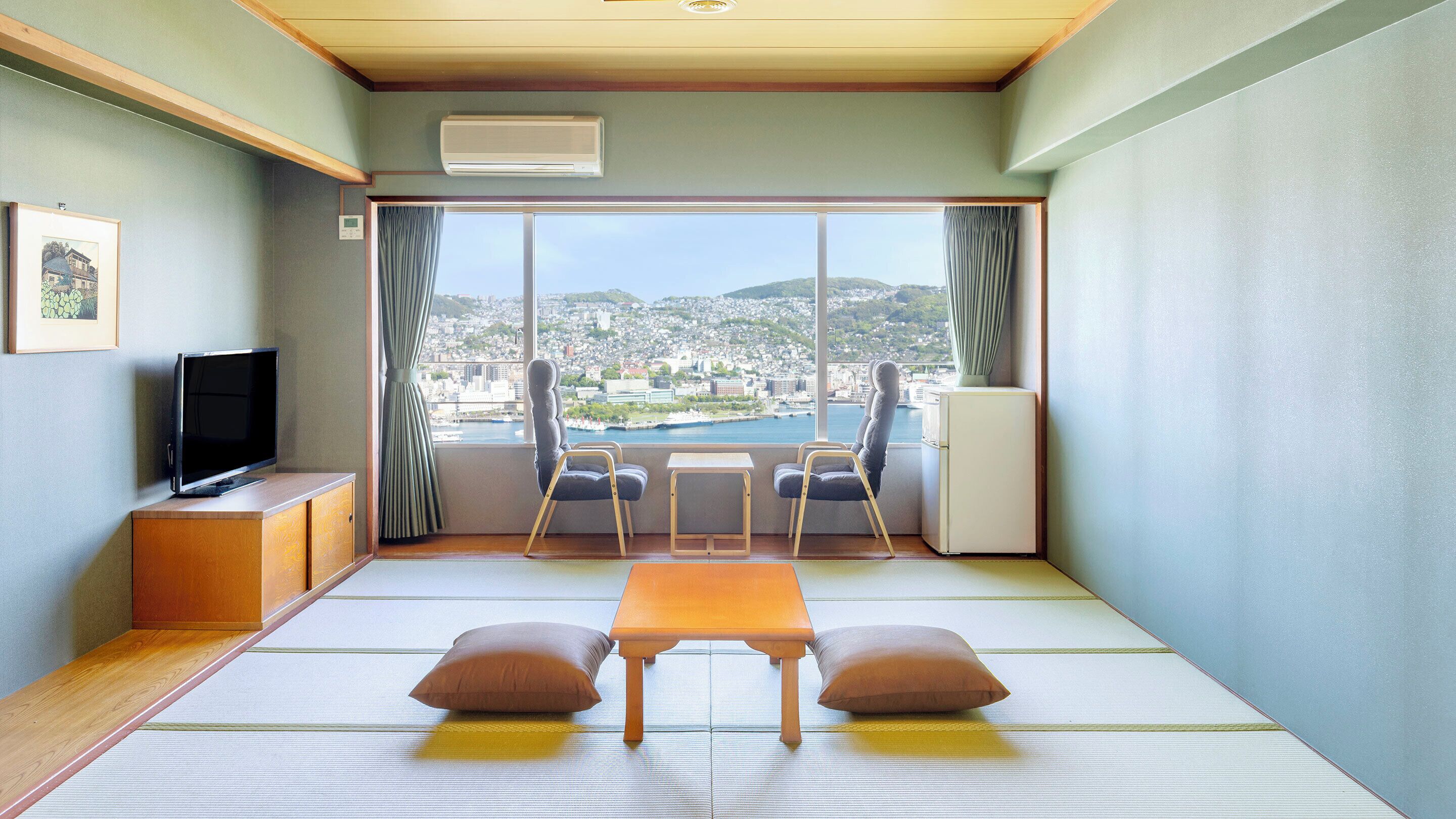 In-room safe, bed sheets