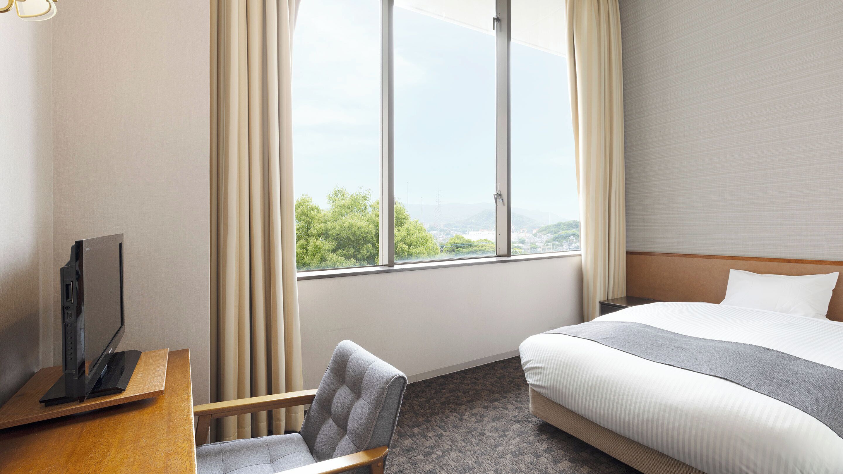In-room safe, bed sheets