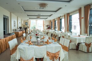 Breakfast, lunch and dinner served - Hung Long Harbour Hotel (Hai Phong)