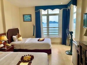 Minibar, caja de seguridad en la habitación y escritorio