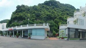 A multi-story hotel with a modern design, featuring balconies and a prominent entrance. - Hung Long Harbour Hotel (Hai Phong)