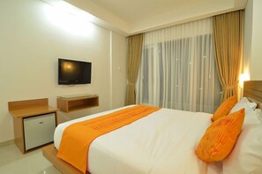Desk, rollaway beds, free WiFi, bed sheets - Griya Sunset Kuta (Kuta)