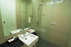 Shower, free toiletries, towels - Griya Sunset Kuta (Kuta)