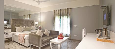 Royal Room | Premium bedding, minibar, in-room safe, desk