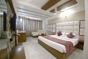 Club Room | Premium bedding, minibar, in-room safe, desk - Hotel Emerald (Chandigarh)