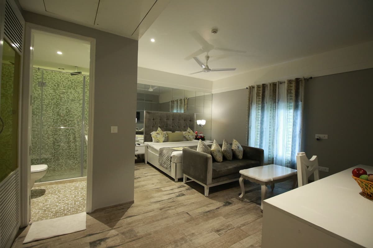 Habitación Royal | Ropa de cama de alta calidad, minibar, caja fuerte y escritorio