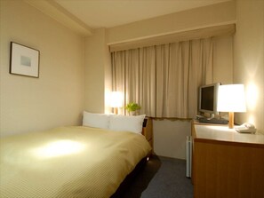 Värdeförvaringsskåp på rummet, skrivbord och strykjärn/strykbräda