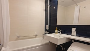 Un baño moderno con una bañera, un lavabo y un inodoro.