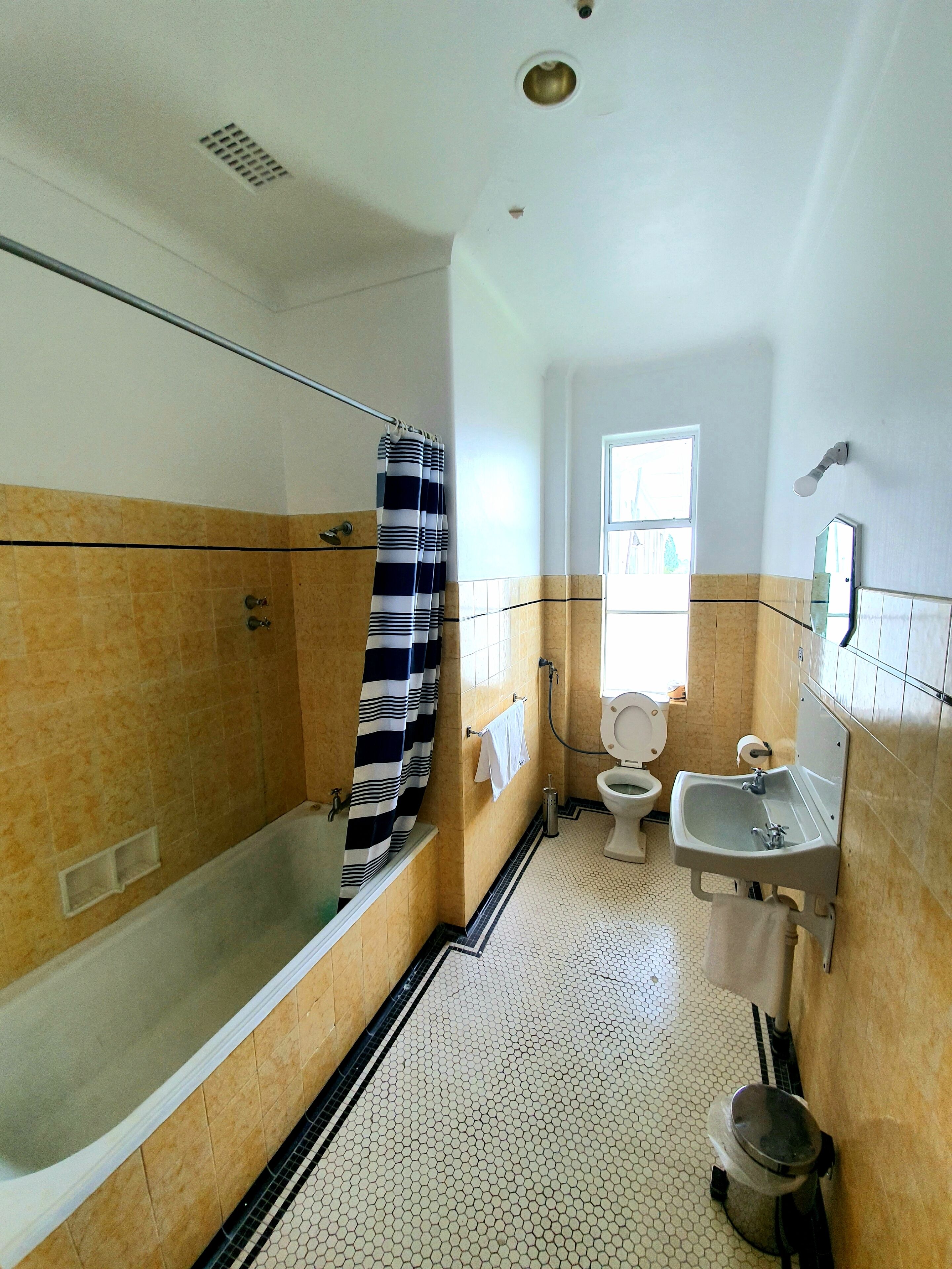 Ein Badezimmer mit Badewanne, Toilette und Waschbecken.