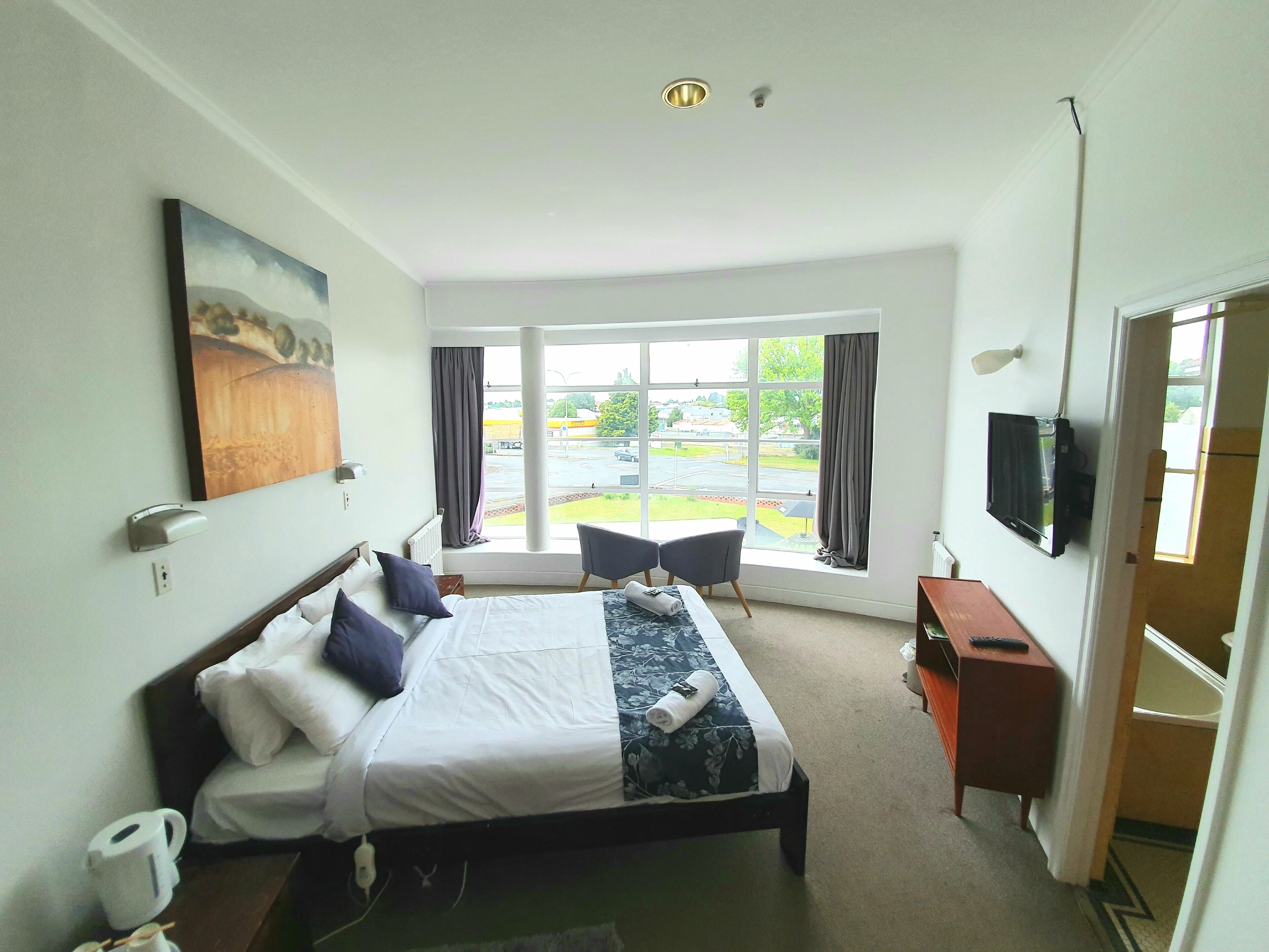 Kahden hengen standard-huone, 1 keskisuuri parisänky, kylpyamme, näköala puutarhaan | Silitysrauta/-lauta, ilmainen Wi-Fi, vuodevaatteet