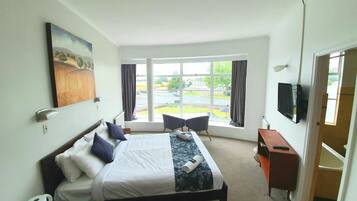Standaard tweepersoonskamer, 1 queensize bed, bad, uitzicht op tuin | Een strijkplank/strijkijzer, gratis wifi, beddengoed