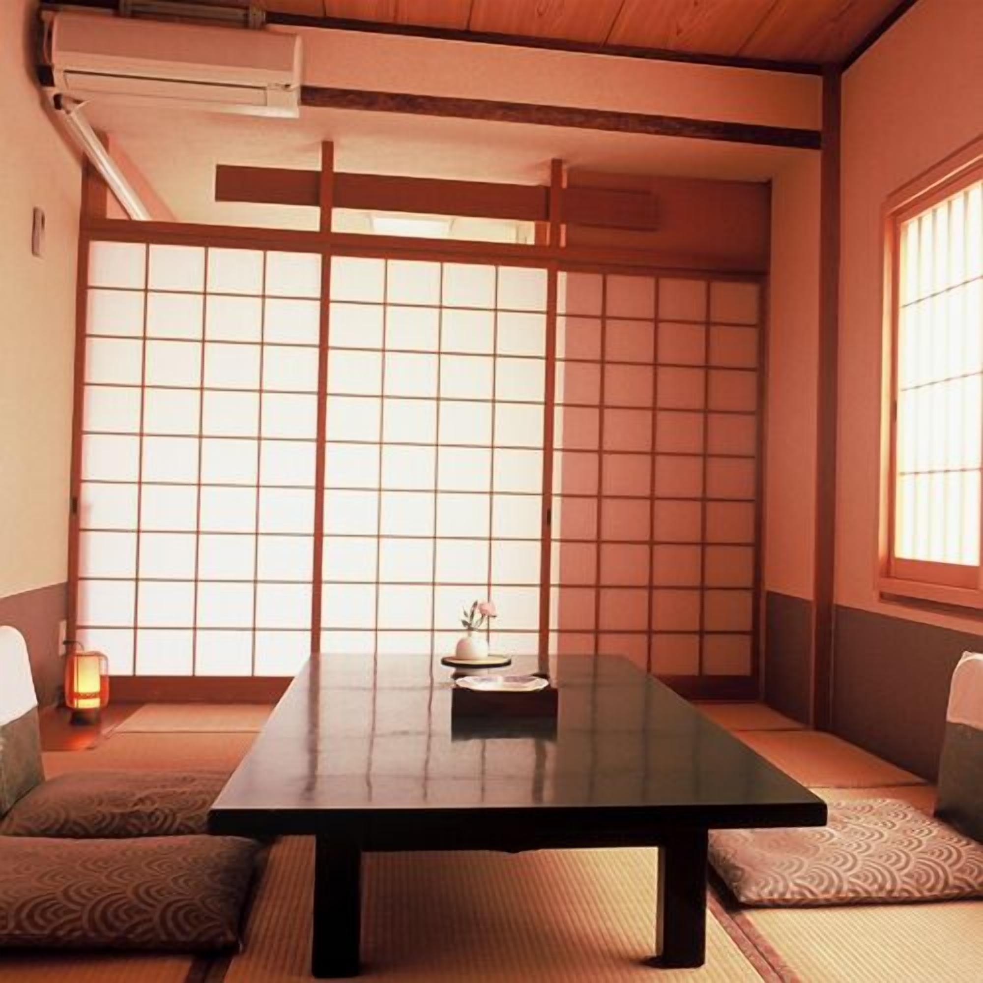 Een traditionele Japanse kamer met tatami vloerbedekking, een lage tafel en een shoji scherm.
