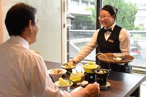 Lunch and dinner served, international cuisine