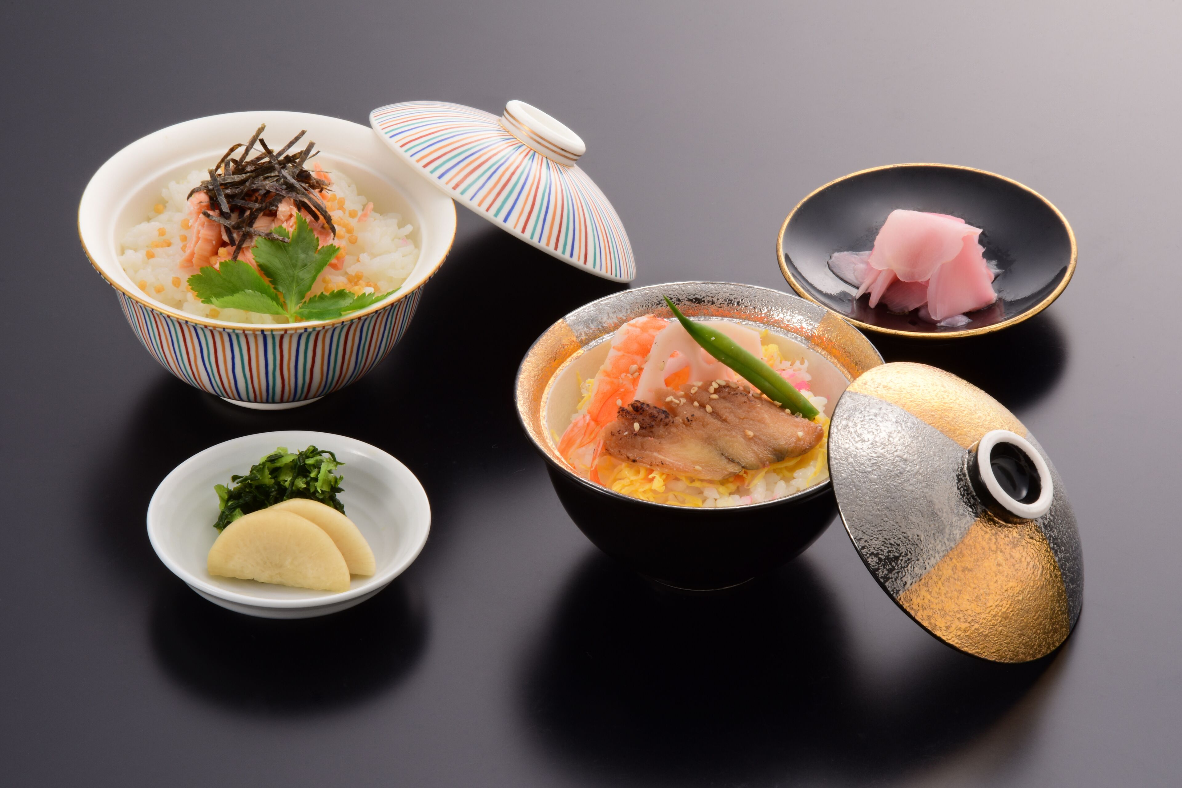 Variedad de platos japoneses, incluyendo sushi, sashimi y un tazón de sopa con tofu.