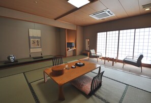 ห้องทราดิชันนัล (Japanese Style) | โต๊ะทำงาน, Wi-Fi ฟรี