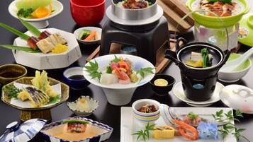 Diversos pratos japoneses dispostos sobre uma mesa, incluindo sushi, sashimi e outras iguarias, com tigelas e utensílios tradicionais.