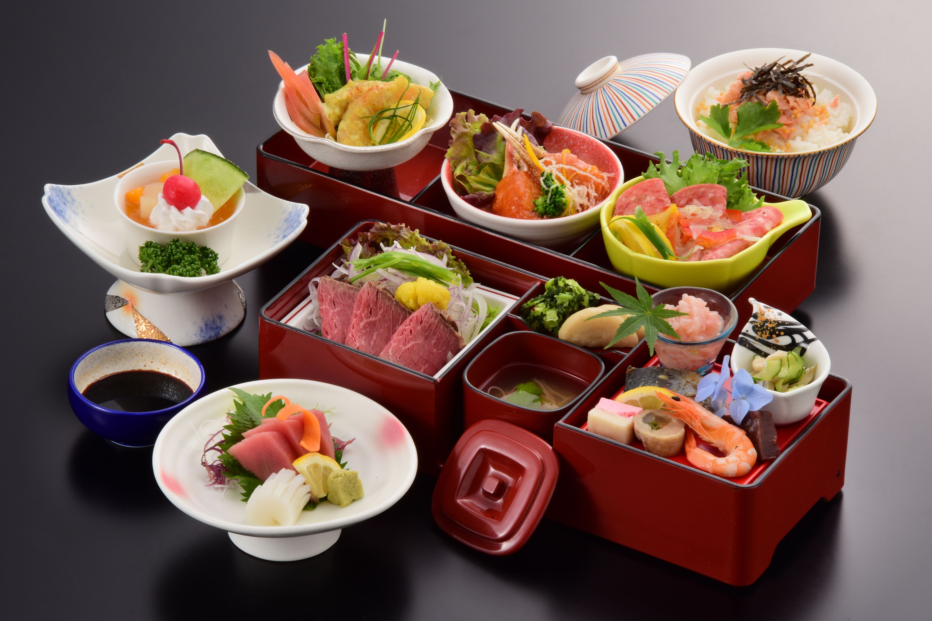 Diversos platos de comida japonesa sobre una mesa.