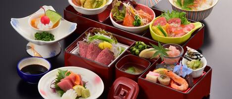 Diversos platos de comida japonesa sobre una mesa.