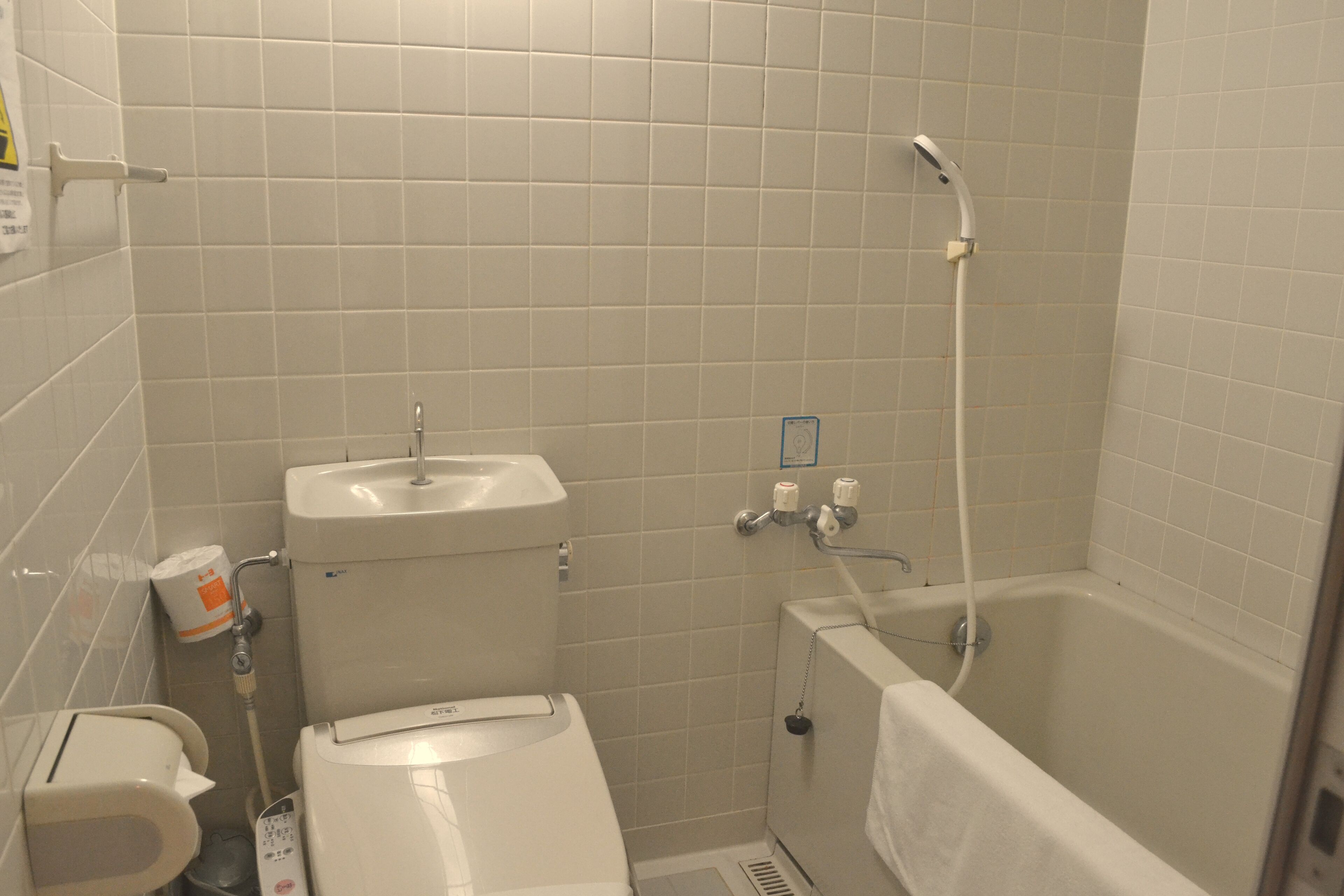 Twin Room | Bathroom | Shower, free toiletries, slippers, bidet