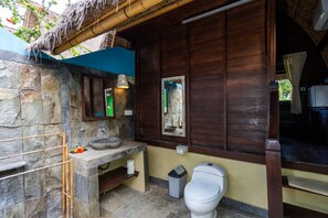 Bungalow Hut | Kamar mandi | Shower, perlengkapan mandi gratis,  dan handuk