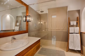 Shower, rainfall showerhead - Villa 700 by Jetwing (Induruwa)