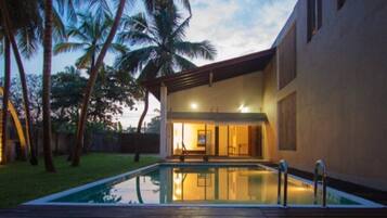 Outdoor pool, pool loungers