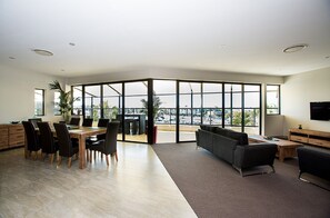 Penthouse, 4 chambres | Coin séjour