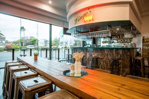 Bar (on property) - Comfort Hotel Pacific Cleveland (Cleveland)