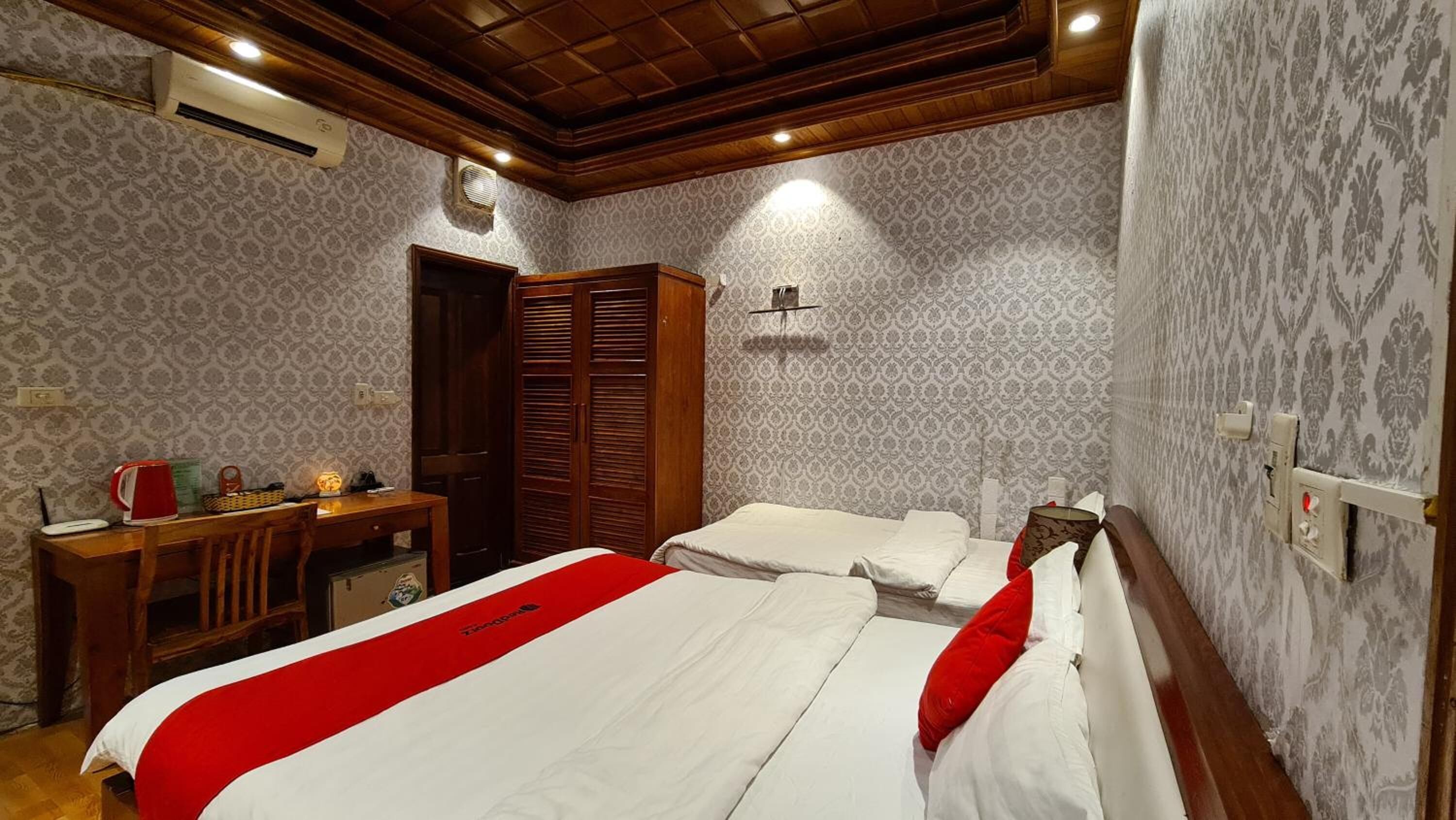 Minibar, desk, free WiFi