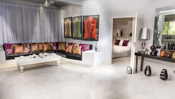 Dúplex familiar, 2 habitaciones, vistas al jardín, en la zona del patio | Zona de estar | Televisión LED de 40 pulgadas con canales por satélite, una televisión
