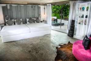 Toetasjes familieleilighet, 2 soverom, hageutsikt, gårdsplassområde | Minibar, safe på rommet, skrivebord og strykejern/-brett