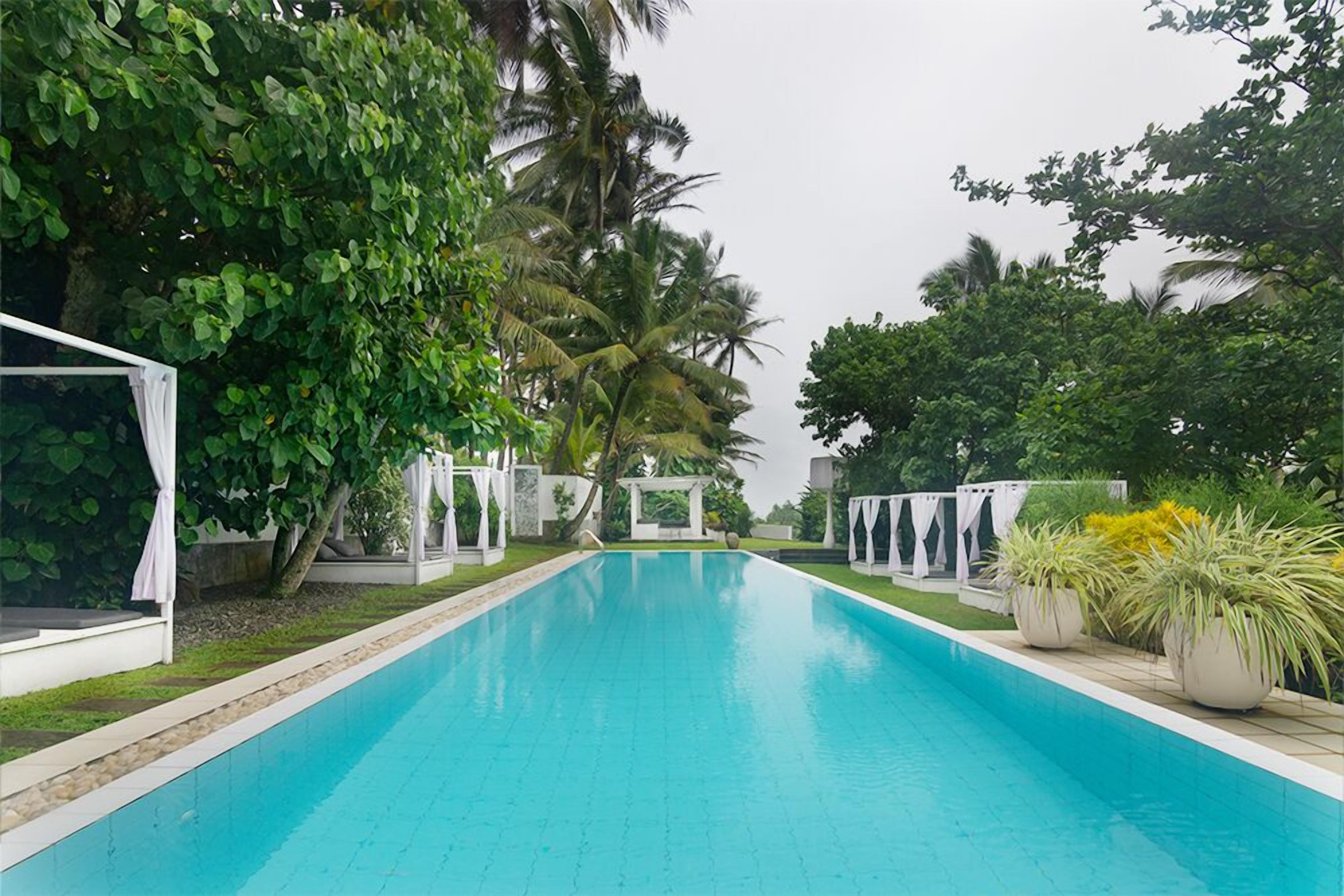 屋外プール、カバナ (無料)、プール パラソル