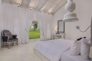 Suite | Minibar, caja de seguridad en la habitación y escritorio 