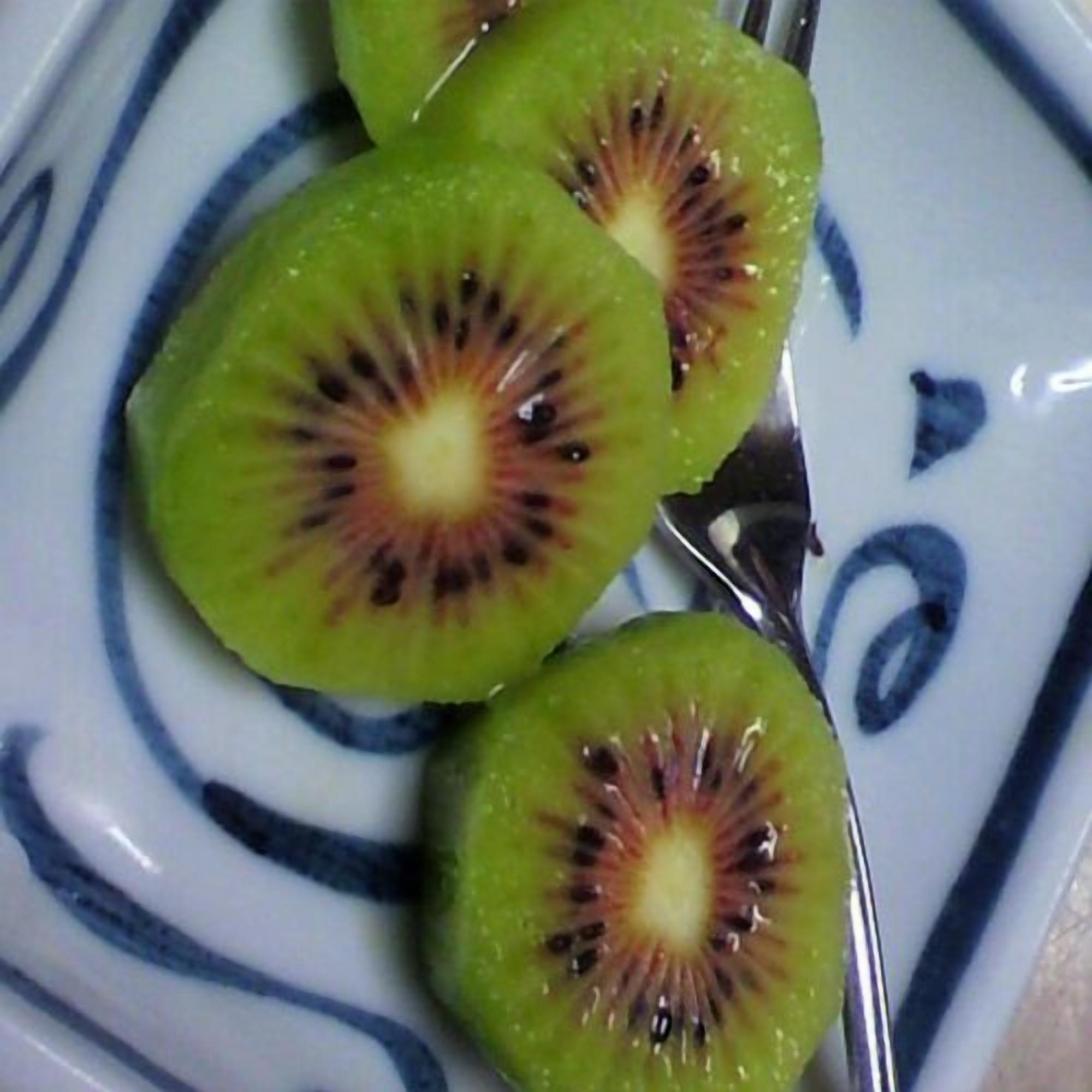 Um prato com kiwi fatiado.