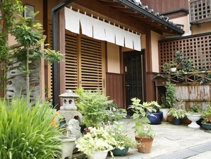 Exterior detail - Shikikaoru Yado Sadae (Kami)