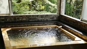 A hot tub with a view of a forest through a window. - Hashinoya Annex Ransui (Kobe)