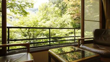 Minibar, free rollaway beds, free WiFi, bed sheets