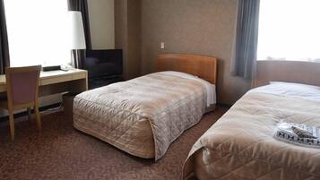 Twin Room | Desk, laptop workspace, iron/ironing board, free WiFi