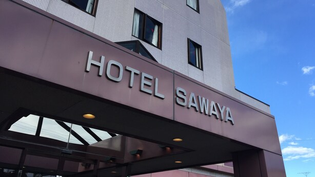 Un letrero de hotel con el nombre "HOTEL SAWAYA" en la fachada de un edificio.