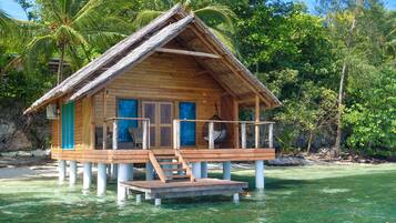 Chambre Double Deluxe, 1 grand lit, vue océan, sur l'eau | Coffres-forts dans les chambres, lits bébé (gratuits), draps fournis