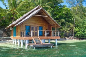 Habitación doble Deluxe, 1 cama Queen size, vista al océano, sobre el agua | Caja de seguridad en la habitación, cunas gratuitas y ropa de cama 