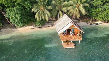 Kamar Double Deluks, 1 Tempat Tidur Queen, pemandangan samudra, di atas air | Pemandangan dari kamar