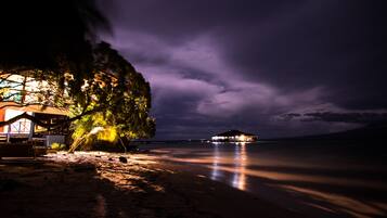 Voorkant accommodatie - avond/nacht