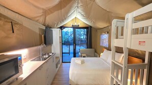 디럭스 텐트 (Safari - Sleeps 4)