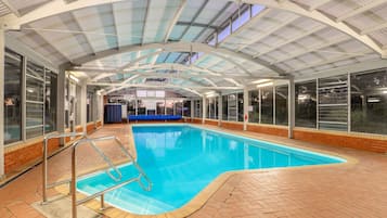 Una piscina cubierta