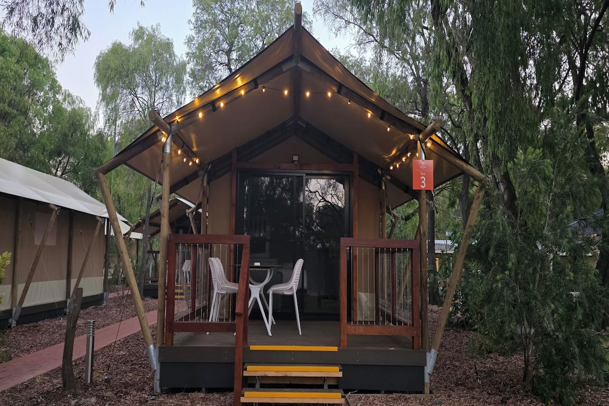 디럭스 텐트 (Safari - Sleeps 4) | 테라스/파티오