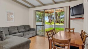 스탠다드 캐빈, 침실 2개 (Sleeps 4) | 거실 공간