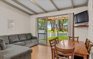 Standard-Ferienhütte, 2 Schlafzimmer (Sleeps 4) | Wohnbereich