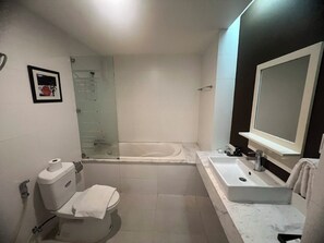 Minibar, escritorio, cortinas opacas y wifi gratis